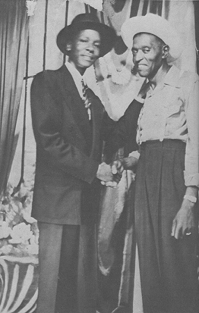 Leroy Foster (left) with anonymous enthusiast; source: Rowe 1975, p. 77; reversed & photoshopped by Stefan Wirz; click to enlarge !