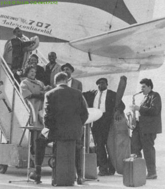 Members of the Benno Walldorf Blues Combo receive (parts of the) 1962 AFBF ensemble at Frankfurt Rhine-Main airport, most likely October 3, 1962; (top to bottom): T-Bone Walker, Helen Humes, Shakey Jake Harris, unknown (?) female, Armand 'Jump' Jackson, Willie Dixon, two members of the Benno Walldorf Blues Combo: Willy 'Ata' Berk (?), dr & Benno Walldorf, soprano sax; source: Michael Rauhut: Ein Klang, zwei Welten - Blues im geteilten Deutschland, 1945 bis 1990.- Bielefeld (transcript Verlag) 2017, p. 110; photographer: Renate Dabrowski/IJAE; click to enlarge!