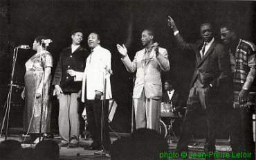 1965 AFBF ensemble: Big Mama Thornton, Big Walter Horton, J.B. Lenoir, Doctor Ross, John Lee Hooker & Mississippi Fred McDowell, October 1965; source: Les Génies du Blues, Volume 2.- Paris (Editions Atlas) 1992, p. 12; photographer: Jean-Pierre Leloir; click to enlarge!