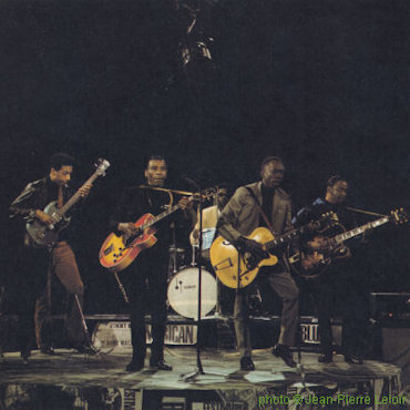 Jerome Arnold, T-Bone Walker, Jessie 'J.C.' Lewis (aka Jesse Green), John Lee Hooker, Eddie Taylor in Köln/Cologne, Germany, October 14, 1968; source: Gerard Herzhaft: Nouvelle Encyclopedie du Blues.- Paris (Jacques Grancher) 1984, unpaginated photo pp. between pp. 80 & 81; photographer: Jean-Pierre Leloir