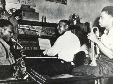 Big Maceo Merriweather with unknown saxophone, trumpet and guitar players; source: The Blues Collection #38.- Orbis Publishing 1996, p. 445 ('Blues Unlimited'); photographer: Langford P. James; damages cleared up by Stefan Wirz