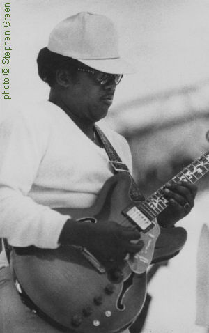 J O H N N Y   D O L L A R, late 1980s; source: Stephen Green & Laurence J. Hyman: Going To Chicago - A Year on the Chicago Blues Scene.- San Francosco (Woodford Publishing) March 1990, p. 108; photographer: Stephen Green