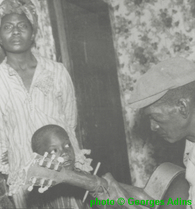 ' S L E E P Y'   J O H N   E S T E S with wife Olie and one of their children; source: Charly Sun Box 105 booklet; photographer: Georges Adins