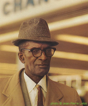 ' S L E E P Y'   J O H N   E S T E S 1964 at airport 'Charles-de-Gaulle' in Paris, France; source: Les Génies du Blues, Volume 4.- Paris (Editions Atlas) 1993, p. 19; photographer: Jean-Pierre Leloir; mirror-imaged by Stefan Wirz; click to enlarge!