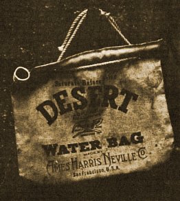 Billy Faier's water bag 1964; Foto David Gahr