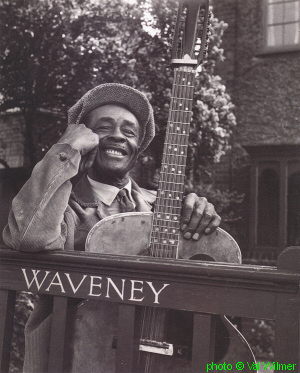 Jesse Fuller outside the family home of Val Wilmer in Streatham, London, March 1960; source: David Harrison: Die Legenden des Blues - Eine Hommage in Bildern.- Königswinter (HEEL-Verlag) 1995, p. 62; photographer: Val Wilmer