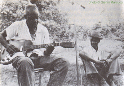 L U M   G U F F I N; source: Broschure accompanying Albatros ALB 13, p. 9; photographer: Gianni Marcucci (the guitar is a Silvertone Stratotone 1420)