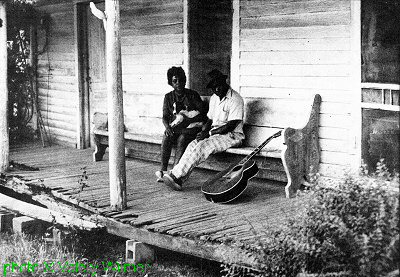 Guitar Shorty (John Henry Fortescue) & his wife Lena at home, 1972; source: Valerie Wilmer: Guitar Shorty - An Appreciation and Memory.- Blues Unlimited 120 (1976), p. 20-21;photographer: Valerie Wilmer; click to enlarge!