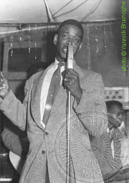 Elmore James at Silvio's, Chicago, December 1957 / January 1958; source: Internet (Ole Miss University, photo on the right published in Living Blues #55 (Winter 1982-83), p. 12); photographer: Yannick Bruynoghe; click to enlarge!