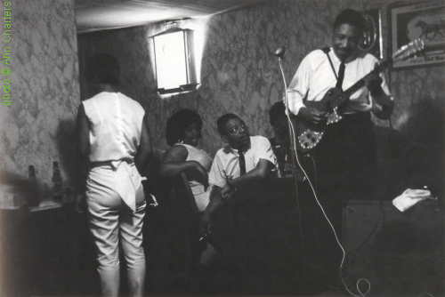 L I T T L E   W A L T E R waiting to play with Lee Jackson's band, Chicago, 1965; source: 