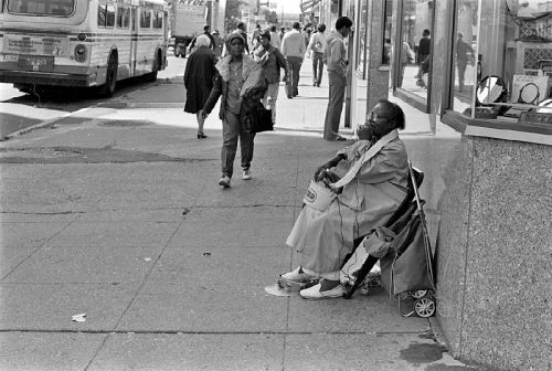 Flora Molton busking in front of the old Woodward and Lothrop store [now H&M] at the corner of 11th St NW & F St NW in Washington, DC, early 1980s; photographer: Steve Green