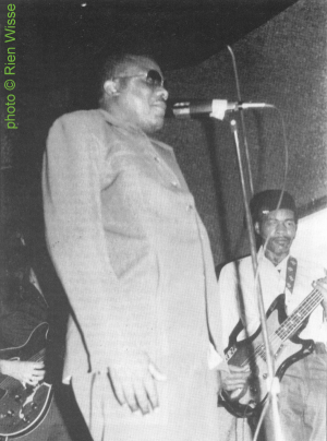 Sam Myers & Prez Kenneth, b at Elsewhere, Chicago, IL, 1977 (Hip Lankchan gig with Dave Clark, g & Twist Turner, dr); source: Block 69 (jan/feb/mrt 1989), p. 14; photographer: Rien Wisse