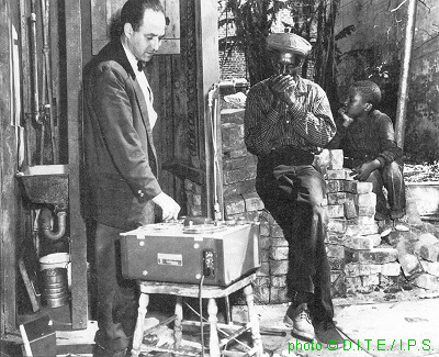 Harry Oster recording P E R C Y   R A N D O L P H (most likely January/February 1958 in New Orleans); source: Les Génies du Blues, Volume 2.- Paris (Editions Atlas) 1993, p. 67 ('D.I.T.E. / I.P.S.' [French photo agency]; photographer's name not given); click to enlarge!