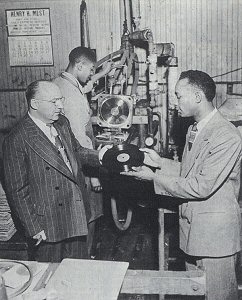 Ivin Ballen at his pressing plant; source: Bruce Bastin: The Gotham Gallery.- Juke Blues #11<br>Winter 1987/88), p. 14-17; click to enlarge!