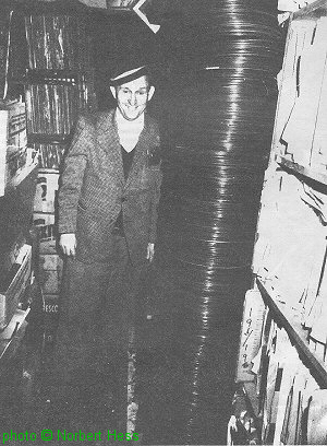 Len Kunstadt, Brooklyn, February 19, 1983, with 30,000 newly acquired 78 rpm records; source: Blues Forum #11 (3. Quartal 1983), p. 13; photographer: Norbert Hess; click to enlarge!
