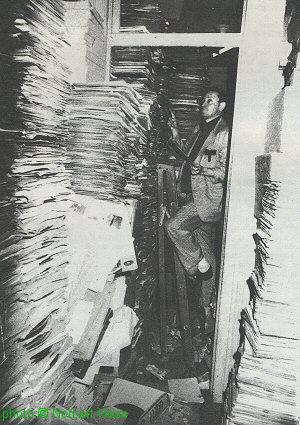 Len Kunstadt in his storage place, Brooklyn, May 2, 1981; source: Blues Forum #11 (3. Quartal 1983), p. 9; photographer: Norbert Hess; click to enlarge!