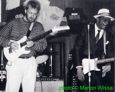 Rien Wisse & Hubert Sumlin at B.L.U.E.S.; source: Block - Tijdschrift voor Blues 69 (jan/feb/mrt 1989), p. 26; photographer: Marion Wisse; click to enlarge!