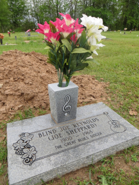 B L I N D   J O E   R E Y N O L D S' grave; source: https://de.findagrave.com/memorial/128179263/blind_joe-reynolds; photographer: 'Svetlana'