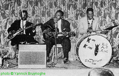 Mighty Joe Young, Jimmy Rogers & Art King at The Square Deal Club, 230 W. Division, Chicago, January 1958; source: Block - Tijdschrift voor Blues #101 (januari/februari/maart '97), p. 13; photographer: Yannick Bruynoghe; click to enlarge!