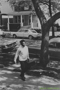 Otis Rush at West 112th place, Chicago, IL, 1971; source: Valerie Wilmer: The Face of Black Music.- New York (Da Capo Press) 1983, no pagination; photographer: Valerie Wilmer