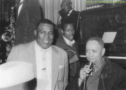 Howlin' Wolf and band at the 708 Club, Chicago in December 1957; l to r: Abb Locke (half-hidden), Howlin' Wolf, Alfred Elkins (in background), Hosea Lee Kennard (at piano) & Tampa Red; source: James Segrest & Mark Hoffman: Moanin' at Midnight - The Life and Times of Howlin' Wolf.- New York (Pantheon Books) 2004, unpaginated photo pages between pp. 151 and 152; photographer: Yannick Bruynoghe; click to enlarge!