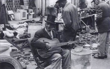 D A D D Y   S T O V E P I P E playing on Maxwell Street, 1959; source: Lori Grove & Laura Kamedulski: Chicago's Maxwell Street</a>.- Chicago (Arcadia Pub.) Illustrated Edition (1. Oktober 2002), p. 81; photographer: Clarence Hines