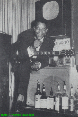 H U B E R T   S U M L I N at Club 708, Chicago, December 1957; source: Block - Tijdschrift voor Blues 69 (jan/feb/mrt 1989), p. 24; photographer: Yannick Bruynoghe