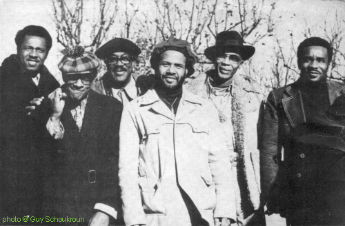 Lonnie Brooks, Hubert Sumlin, Fred Below, Little Mack Simmons, Luther 'Georgia Boy' Johnson & Dave Myers (not 'Louis Myers', as the Sou! Bag caption makes us believe!) at Bagneux, France ('Chicago Blues Festival'), Decembre 1975 (?); source: Sou! Bag 55 (October 1976), p. 2; photographer: Guy Schoukroun