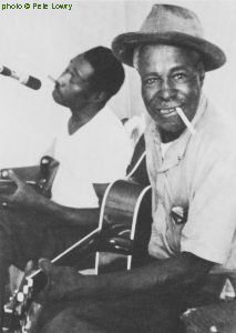 Roosevelt 'Baby' Brooks with Baby Tate in the background, Spartanburg, South Carolina, 1970; source: Bruce Bastin 1971, p. 73; photographer: Pete Lowry; click to enlarge!