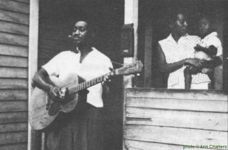 Baby Tate with his wife and son, Spartanburg, South Carolina, 1962; source: Front cover of Asch LP A-101; photographer: Ann Charters; the guitar is a 1950s 'Orpheum Leader', manufactured by Kay; click to enlarge!