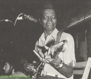 H O U N D   D O G   T A Y L O R at the Shaboo Inn, Mansfield, Conn., 1973; Robert Neff & Anthony Connor: Blues.- Boston (Godine) 1975, pp. 108 // London (Latimer) 1976; photographer: Robert Neff