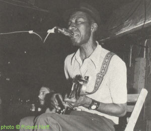 H O U N D   D O G   T A Y L O R at the Shaboo Inn, Mansfield, Conn., 1973; Robert Neff & Anthony Connor: Blues.- Boston (Godine) 1975, pp. 108 // London (Latimer) 1976; photographer: Robert Neff