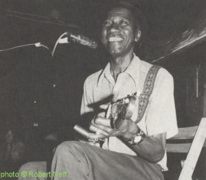 H O U N D   D O G   T A Y L O R at the Shaboo Inn, Mansfield, Conn., 1973; Robert Neff & Anthony Connor: Blues.- Boston (Godine) 1975, pp. 109 // London (Latimer) 1976; photographer: Robert Neff