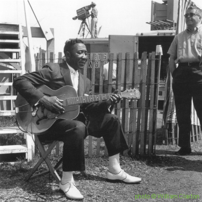 Muddy Waters at Newport, July 3, 1960, posing with John Lee Hooker's guitar, a HARMONY Monterey archtop; source: William Claxton & Joachim E. Berendt 'Jazzlife - A Journey for Jazz across America in 1960'.- Köln/Cologne (Taschen) 2013, p. 541; photographer: William Claxton