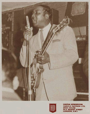 Muddy Waters at Silvio's Lounge, Chicago, December 1957; source: Promo card Harold Davison Ltd., London (European Representation); photographer: Yannick Bruynoghe