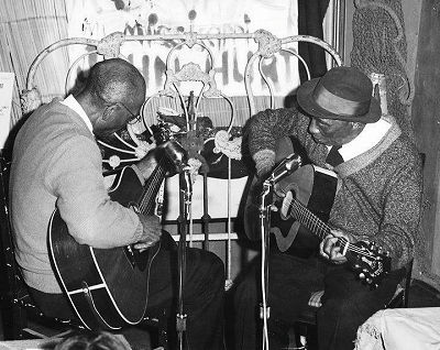 R O B E R T   W I L K I N S (playing a Martin D-28, whilst he usually played a Gibson J-45, or later, a J-50!) and Mississippi John Hurt; photographer: possibly David Gahr